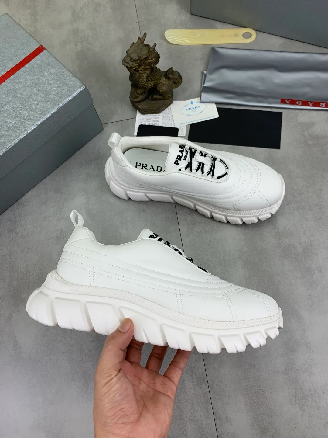 Men's shoes 💰P560💰[New style] popular models are on the official website, 🆘 Trendy brand (Prada) mainly promotes popular models, avant-garde and versatile fashion men's shoes private version mold opening, cowhide surface splicing 1:1.. Fashionable and simple, original imported cowhide lining cowhide feet; the atmosphere and personality are more fashionable, eye-catching and pursuing class. It will subvert the old idea and be a must-have for fashionistas with you! Must keep it for yourself! Tall and comfortable, large and low, high-end quality workmanship. Size: 38-44 5️⃣colors available.